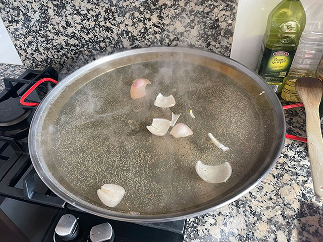 Cómo Curar una Paellera de Acero